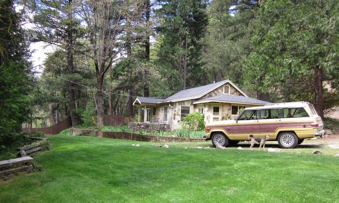 Quincy Hütte | Spanish Creek Cottage Private Waterfront Year Round