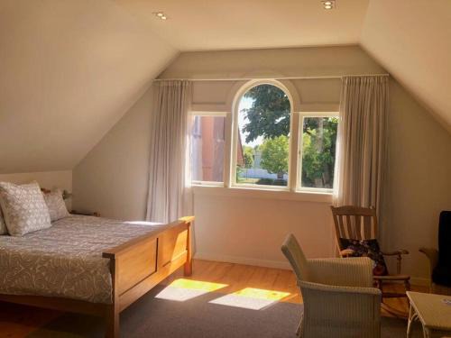 Hastings Wohnung | Spanish Mission Hideaway with pool and garden