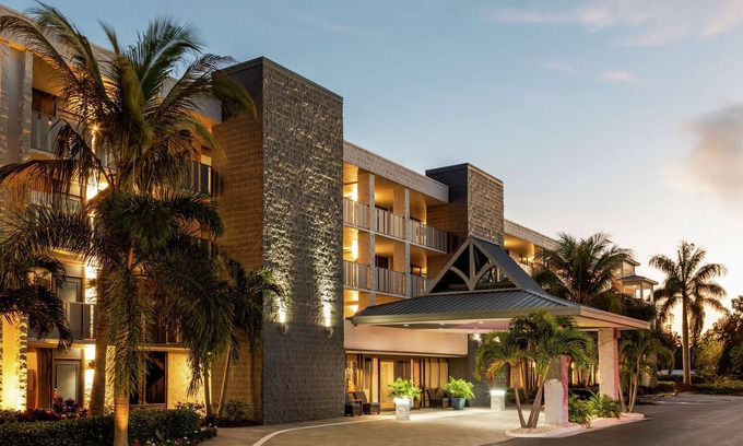 Gulf Gate Estates Hotel | Spark by Hilton Sarasota Siesta Key Gateway