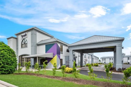 Pine Forest Hotel | Spark by Hilton Spring Lake Fayetteville