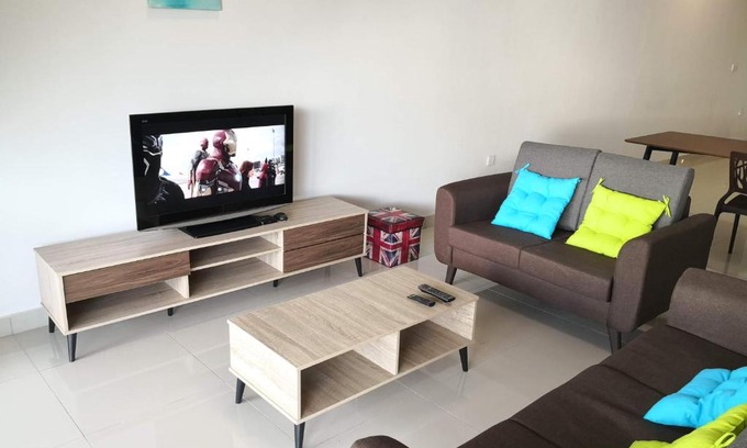 Jenjarom Haus | Sparkling clean Homestay @ Kota Kemuning - Rimbayu