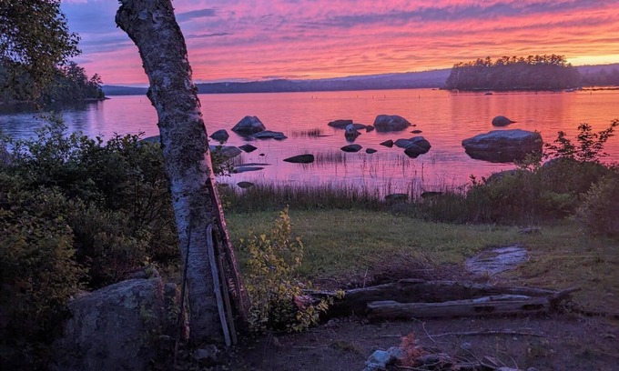 Hartland Hütte | Große Moose Lake Cottage in einer einsamen Bucht, Gradual Sandy Beach, Angeln, Sonnenuntergänge