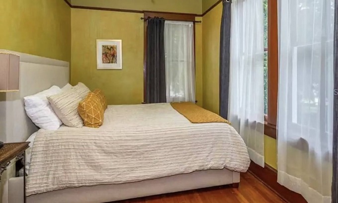 Oakland Wohnung | Speakeasy Room in Central Florida's Historic Gem & wedding venue- The Oakland Manor House