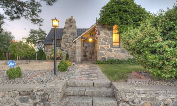 West University Haus | *Big Spring Discounts* Stone Minerva Estate~Groups