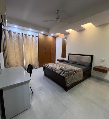 Khattalwada Wohnung | Specious 3BHK Apartment with Balcony relaxing vibe