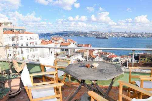 Kabatas Wohnung | Spectacular Bosphorus View, Private Rooftop Terrace 6BR, 2BA