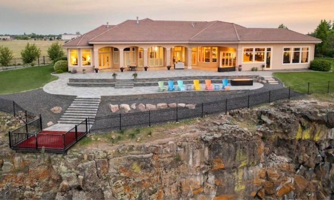 Twin Falls Villa | Spectacular Canyon Rim Villa