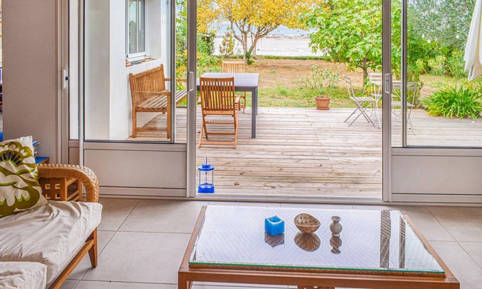 Bourcefranc-le-Chapus Haus | Spend a relaxing time with your extended family in this spacious vacation home by the sea.