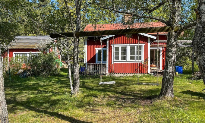 Adelso Haus | Spend an unforgettable vacation in this inviting cottage near the lake!