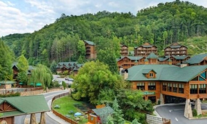 Cartersville Eigentumswohnung | Spend the 4th in the Smokies. Top of mountain view to downtown fireworks.