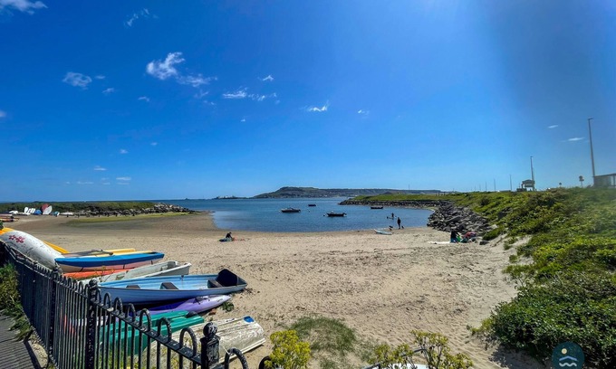 Wyke Regis Haus | Spindrift - views of Chesil beach, dog friendly