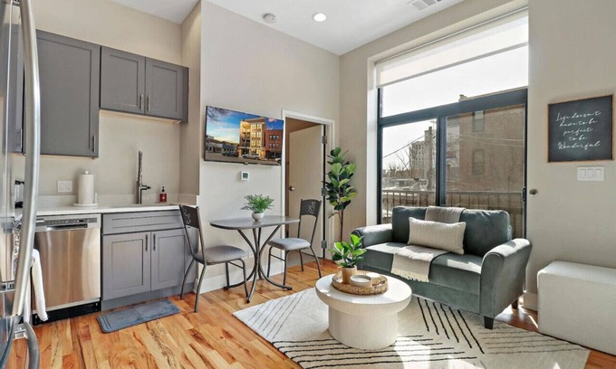 Lake View East Wohnung | Splendid 1BR Apt in Lakeview Fully Furnished