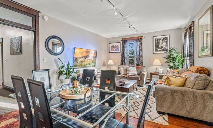 Swarthmore Wohnung | Sprawling 3B/1B Swarthmore Gem w/ Sunroom in Town Center w/ Parking!!