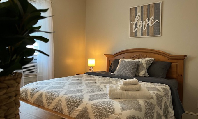 Elmhurst Wohnung | Spread Out In Providence!