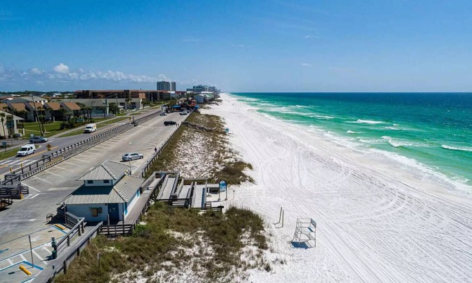 Avalon Beach Estates Eigentumswohnung | SPRING BREAK READY! HEATED POOL! NEW DECKING! CLOSE TO SHOPPING!