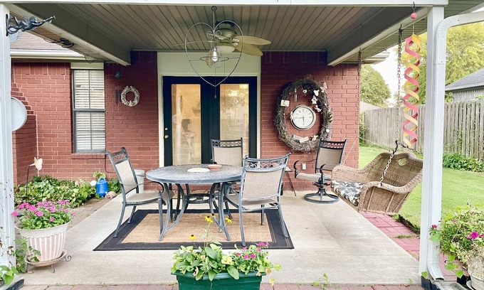 Springdale Haus | Springdale gem, centrally located, covered patio