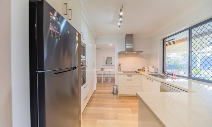 Camira Haus | Springfield Breeze - Tranquil Family Home with Beautiful Back Garden & BBQ