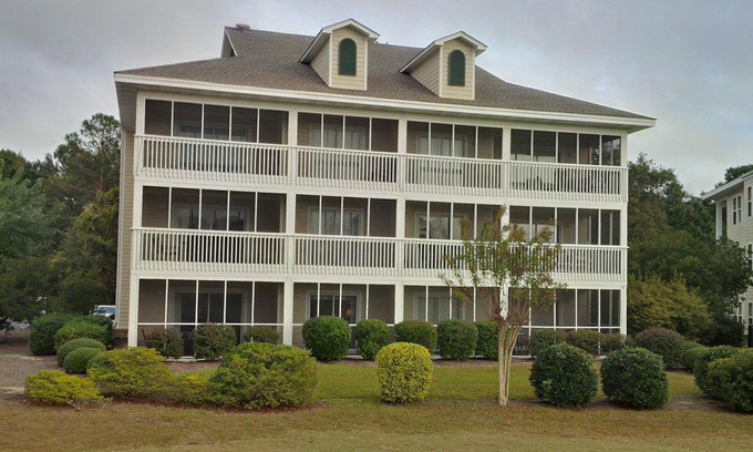 St. James Eigentumswohnung | St. James Plantation Club Villa, Erdgeschoss mit Blick auf den Golfplatz