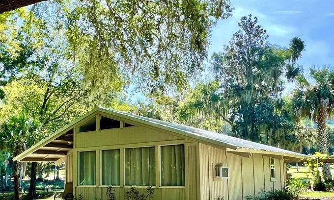 Satsuma Kabine | St. Johns River Cabin (Pet Friendly)
