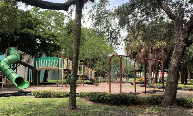 St. Pete Beach Hütte | St. Pete Beach Beauty, nur einen Block vom Strand, ein kurzer Spaziergang zum alles !!!