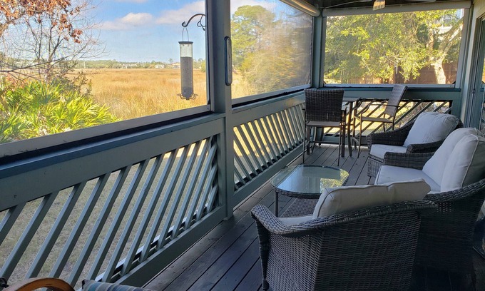 Saint Simons Heights Eigentumswohnung | St. Simons Island Urlaub MARSHFRONT Condo mit herrlichem Blick, Pool, Teich. Strandnähe