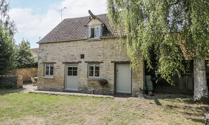 Ozleworth Haus | STABLE COTTAGE, pet friendly, with a garden in Sherston