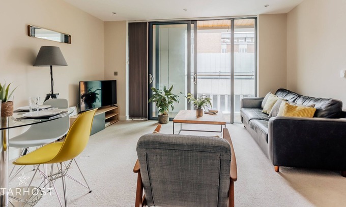 Guildford Wohnung | StarHost Residences | Modern Stylish 2 Bedroom Apartment in Guildford