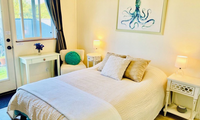 Arcata Wohnung | Starlight Studio in Arcata with Kitchenette, fenced yard, WIFI, & full bathroom