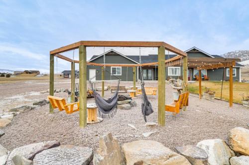 Northwest Montana - Glacier National Park Haus | Starry Skies and Mtn Views Family Retreat in Elmo