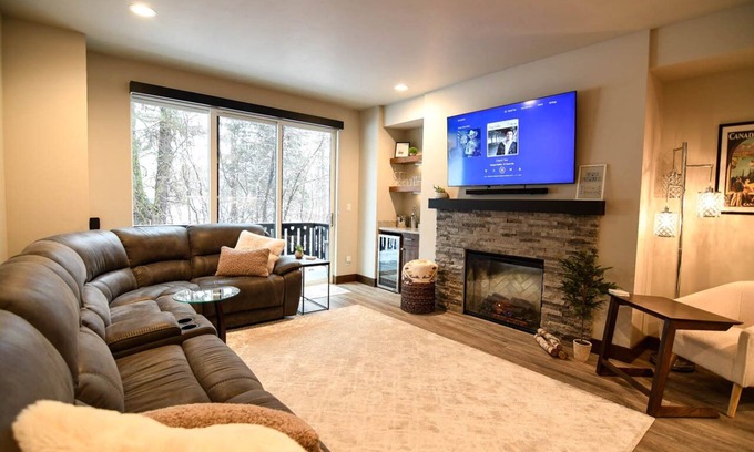 McCall Haus | Stars over Silverpine - Downtown McCall - Walk to Payette Lake - Garage - WiFi