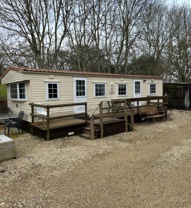 Cuddesdon Skihütte | Static Mobile home set in our 20 acres of farmland