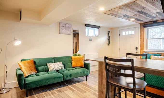 Burlington Eigentumswohnung | Stay a While, Studio Apartment-Pet Friendly