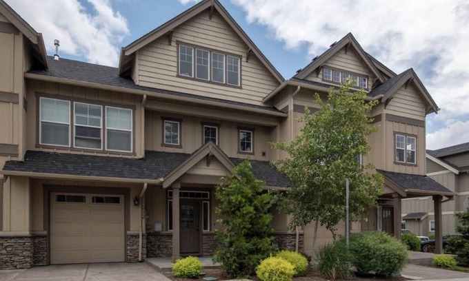 Larkspur Haus | Stay And Play Today