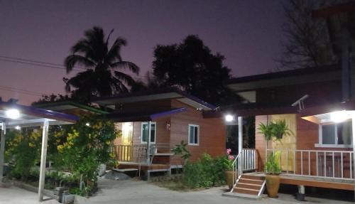 Prakhon Chai Haus | Stay Ban Posai with Pool