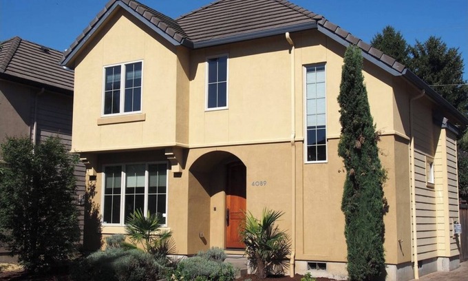 Eugene Haus | Stay comfy in a quiet cul-de-suc close to airport and downtown