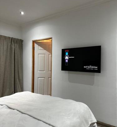 Weltevredenpark Haus | Stay In Carlazo - Unlimited WiFi, Solar backup