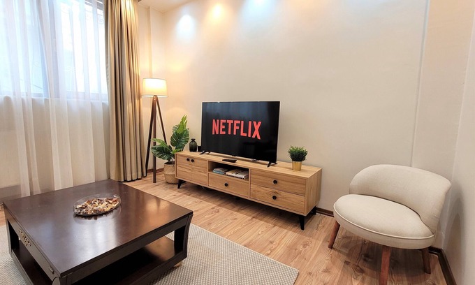 Cihangir Wohnung | Stay in the heart of Istanbul’s creative soul—Cihangir. This spacious, stylish apartment is steps from Taksim Square, Istiklal Street, and Kabataş Tramway, perfect for groups seeking comfort, culture, and convenience.