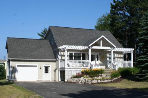 Thompsonville Haus | Stay-N-Play Getaway