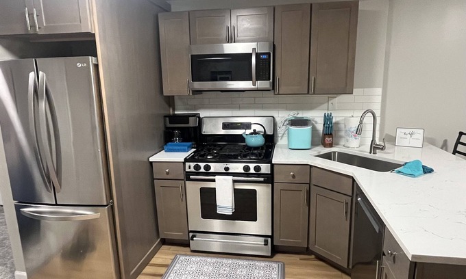 East Beverly Hütte | Stay near family or close to downtown, this cottage in Beverly has it all!