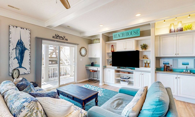 Emerald Isle Eigentumswohnung | Stay steps from the sand with pool, tennis court, furnished deck, & jetted tub