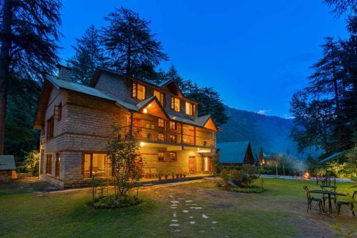 Old Manali Villa | StayVista at Casa Bella Vista- 6 BR Near Mall Road with Bonfire and View