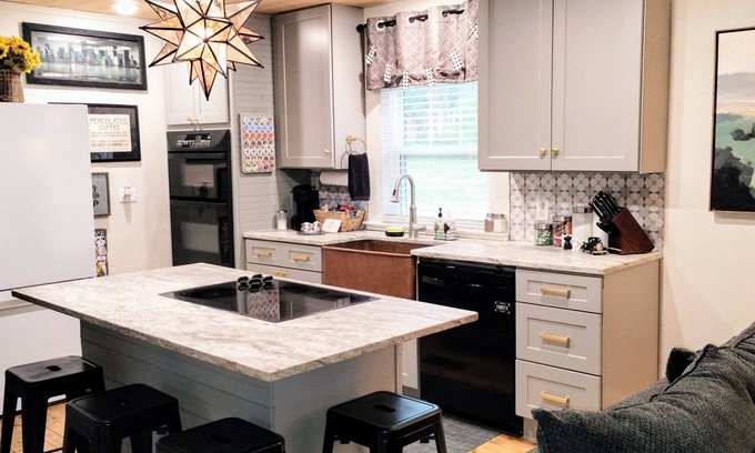 Gallant Hütte | Steele Magnolia -Newly renovated charming cottage