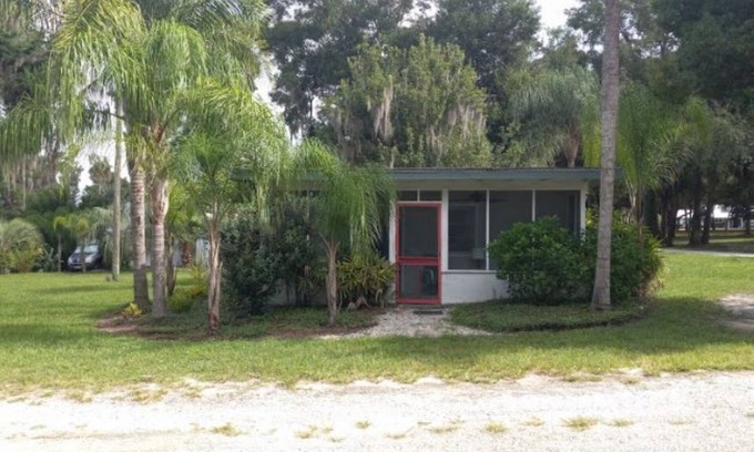 Satsuma Kabine | Stegbone's Fish Camp - Cabin 1