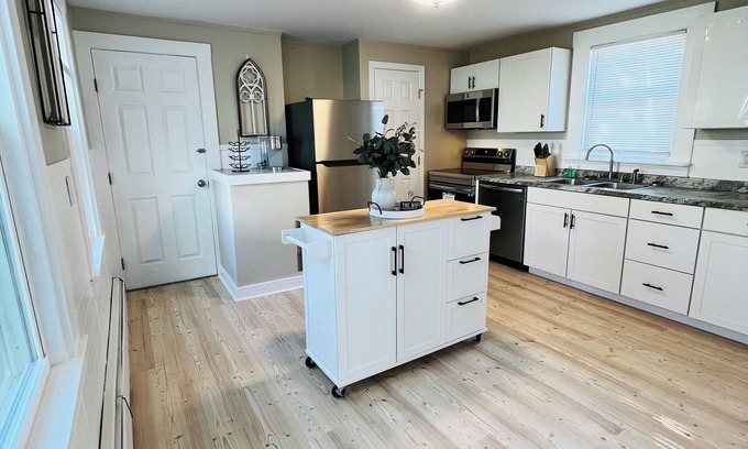 Bangor Wohnung | Steps away from waterfront concerts!