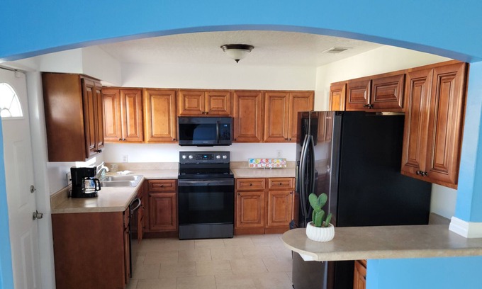 Indialantic By The Sea Eigentumswohnung | Steps From The Beach, 2BR/1BA Family Vacation Getaway in Melbourne, FL. Cool A/C