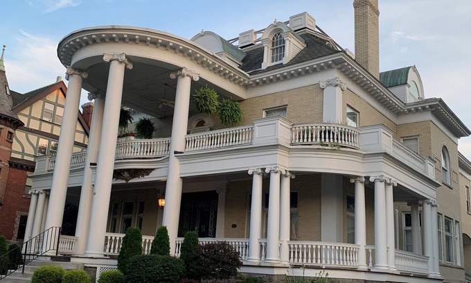 Saratoga Springs Eigentumswohnung | Steps from track and downtown AVAILABLE BELMONT WEEK!