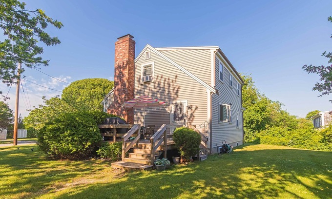 Barnstable County Hütte | Steps to Beach & Main St: Dog-friendly Retreat!