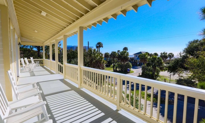 Folly Beach Haus | Neu! 1 min zum Strand. Entspannen Sie sich in einem wunderschönen Strand mit Meerblick, 2 Master-Suiten, Veranda und Aufzug.