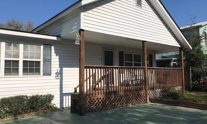 Tybee Island Hütte | Schritte zum Strand, Restaurants, tierfreundliche Preise