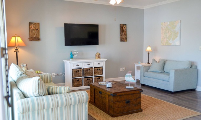 Tybee Island Eigentumswohnung | Steps to beach, restaurants, shops & pier ~ updated ~ large deck ~ fully stocked